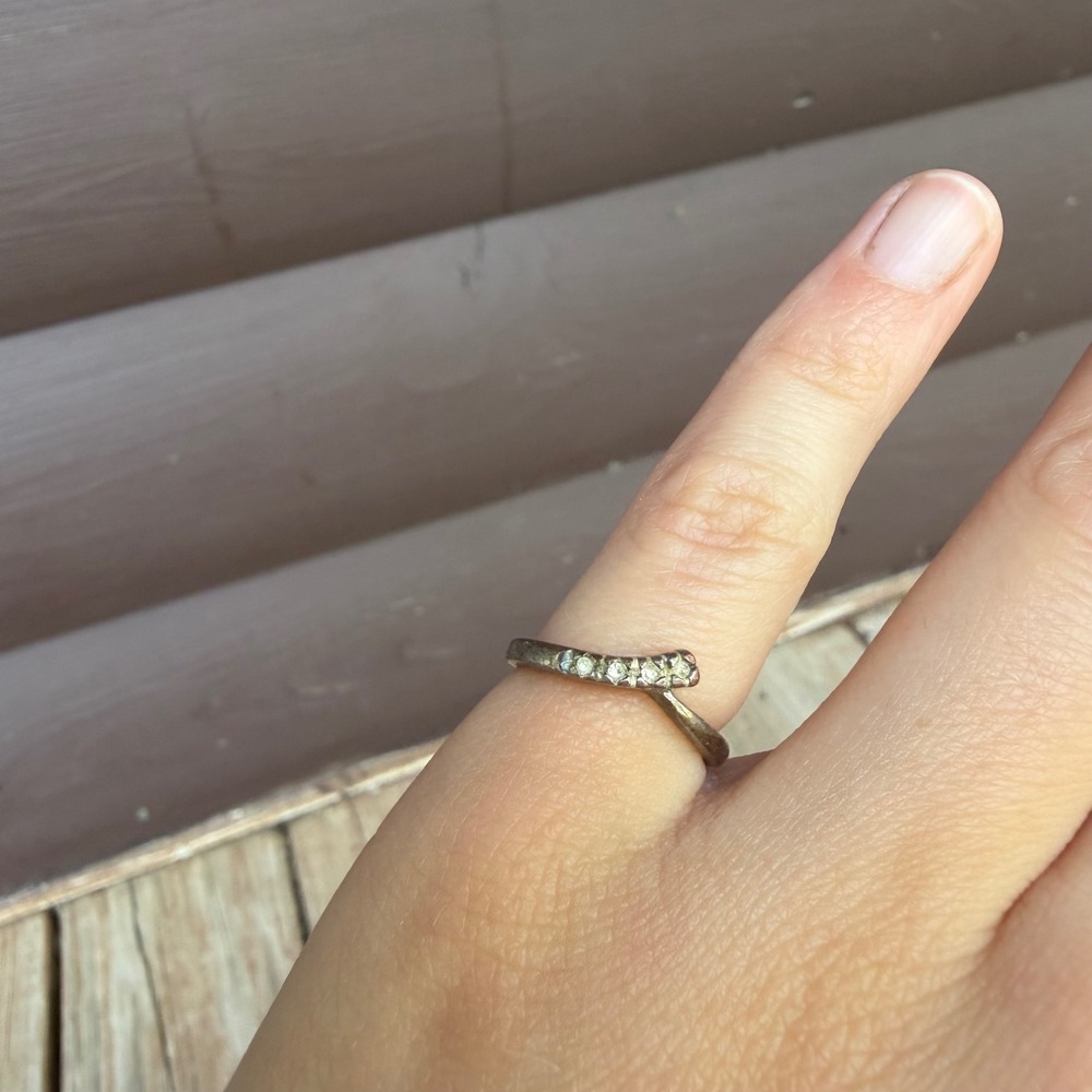 Curved Chevron Accent Ring Womens Size 4.5 Antiquedβ Silver Tone V-Band